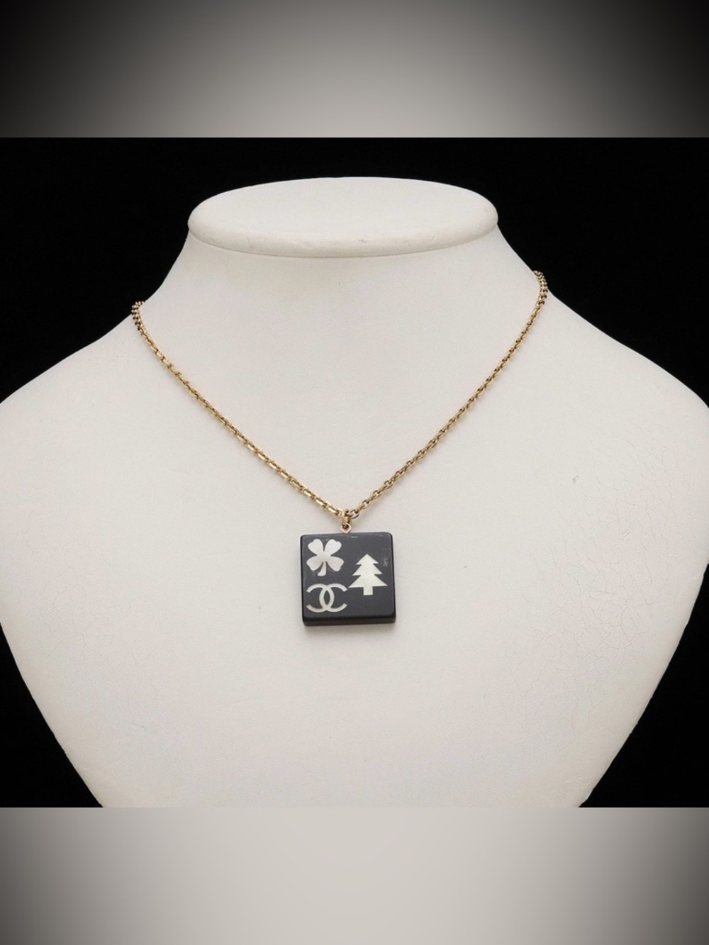 CHANEL💜 Limited Edition X-MÁS/Clover Charm Necklace W/Box -Authentic-EUC